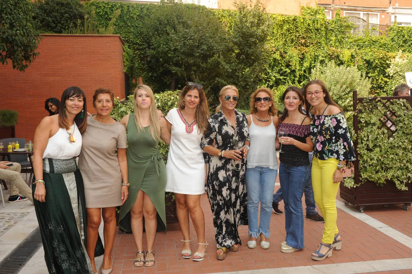 Ana Hernanz, Paloma Lentijo, Virginia Borondo, Virginia de Frutos, Yolanda Román, Elena María Araoz, Carolina Fernández de Velasco y Celia Martínez. Todas del equipo de pádel Padwoman-Imacal.