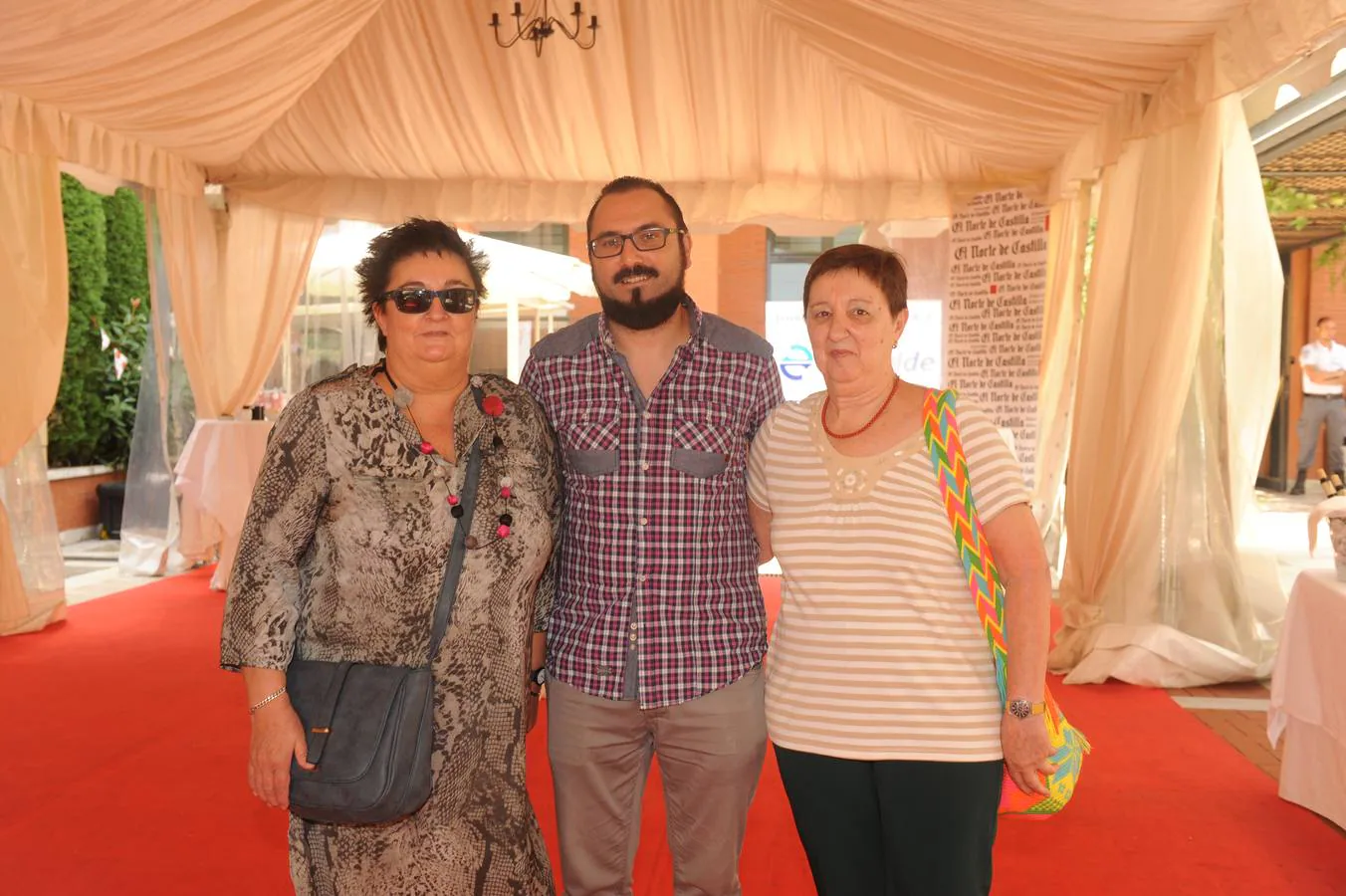 Las hermanas Inés y María Jesús Muñoz, de Bodegas Hiriart, con Jesús Pilar, de la Oficina de Turismo de Cigales.