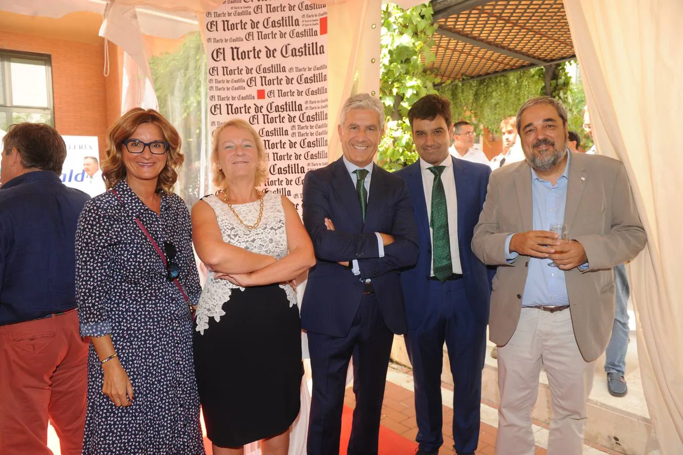 De EspañaDuero nos visitaron María José Rivera (directora de Comunicación), María Luisa Lombardero (consejera delegada), Carlos Ranera (director general) y Manuel Rubio (director territorial), en la foto, con el director de El Norte, Carlos Aganzo. 