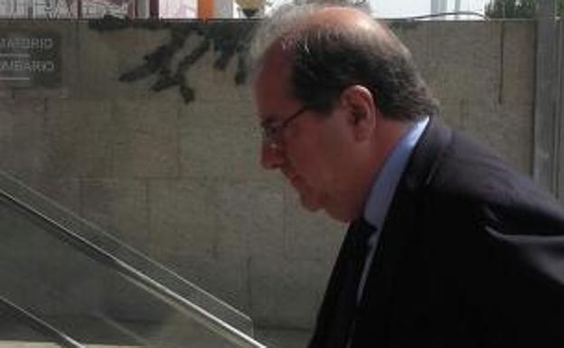 Juan Vicente Herrera en su visita al tanatorio. 