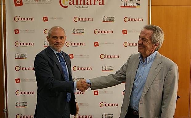 Víctor Caramanzana y Justino Gómez estrechan sus manos tras firmar el convenio