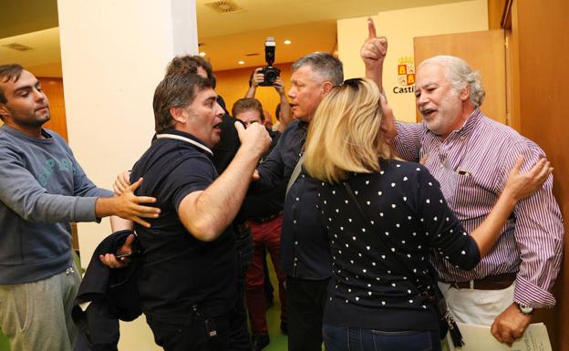 Alberto Villegas y Paco Serrano son separados tras encararse al final de la asamblea del Deportivo Palencia, celebrada en la Biblioteca Pública. 