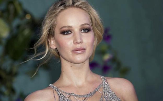 Jennifer Lawrence, con un Atelier Versace.