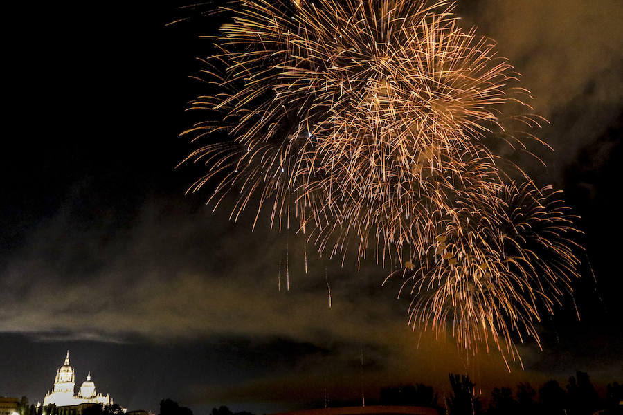 Durante 23 minutos, más de 1.000 kilos de pólvora iluminaron el cielo de la capital charra