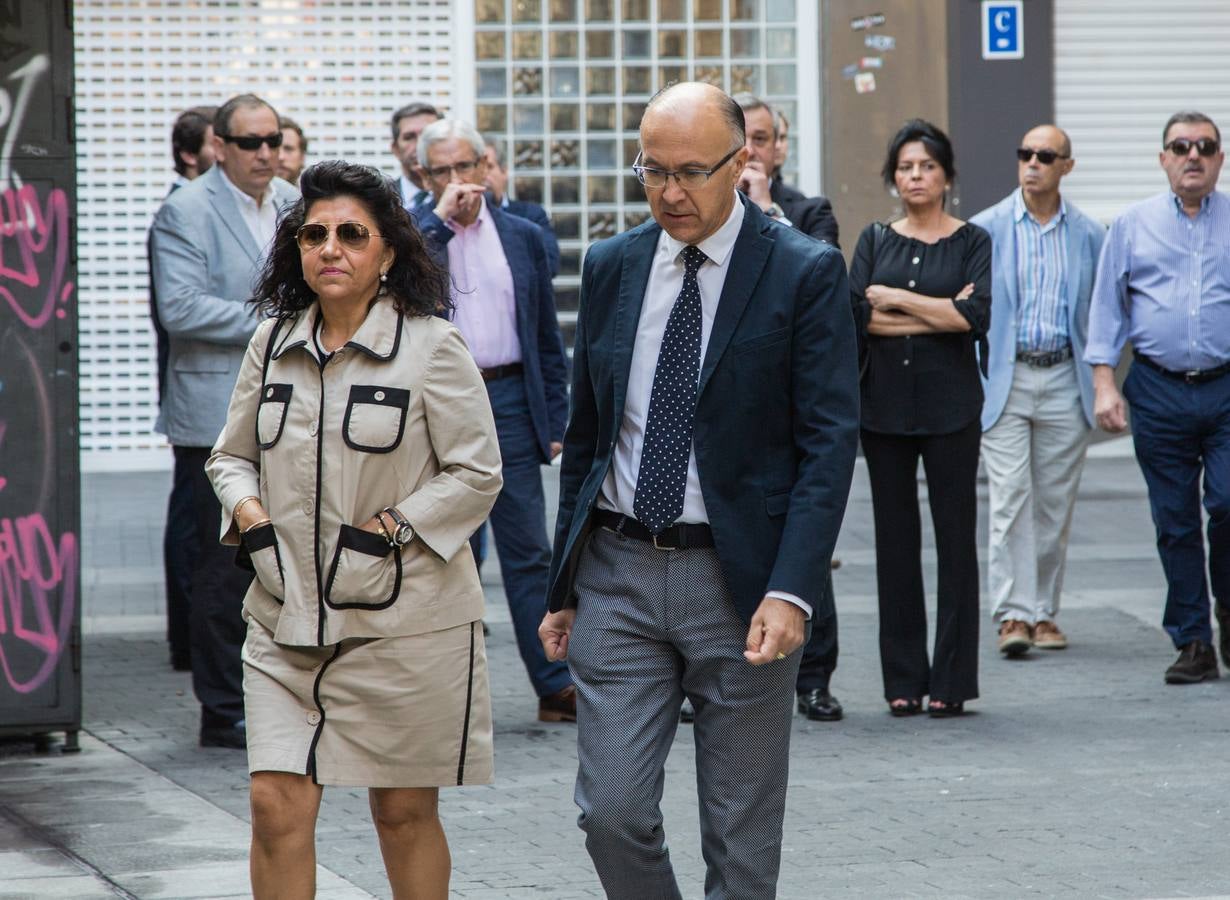 Familiares, amigos y compañeros de partido han asistido hoy al funeral celebrado en la iglesia de Santiago Apóstol de Valladolid, ciudad que le vio nacer hace 64 años y donde ejerció toda su carrera política