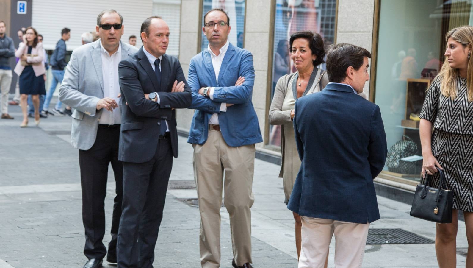 Familiares, amigos y compañeros de partido han asistido hoy al funeral celebrado en la iglesia de Santiago Apóstol de Valladolid, ciudad que le vio nacer hace 64 años y donde ejerció toda su carrera política