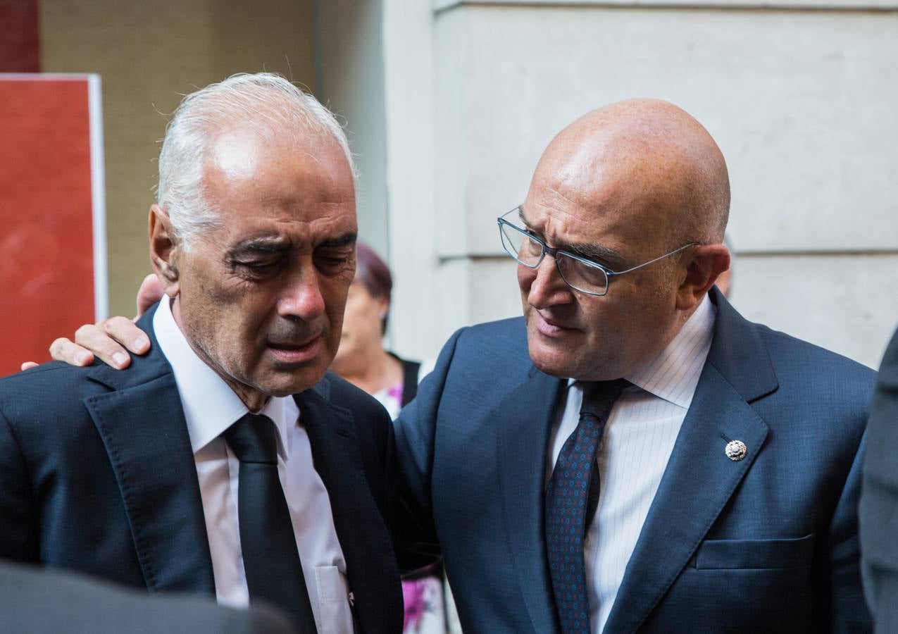 Familiares, amigos y compañeros de partido han asistido hoy al funeral celebrado en la iglesia de Santiago Apóstol de Valladolid, ciudad que le vio nacer hace 64 años y donde ejerció toda su carrera política