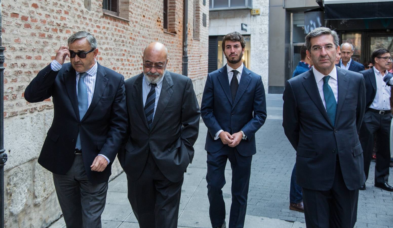 Familiares, amigos y compañeros de partido han asistido hoy al funeral celebrado en la iglesia de Santiago Apóstol de Valladolid, ciudad que le vio nacer hace 64 años y donde ejerció toda su carrera política