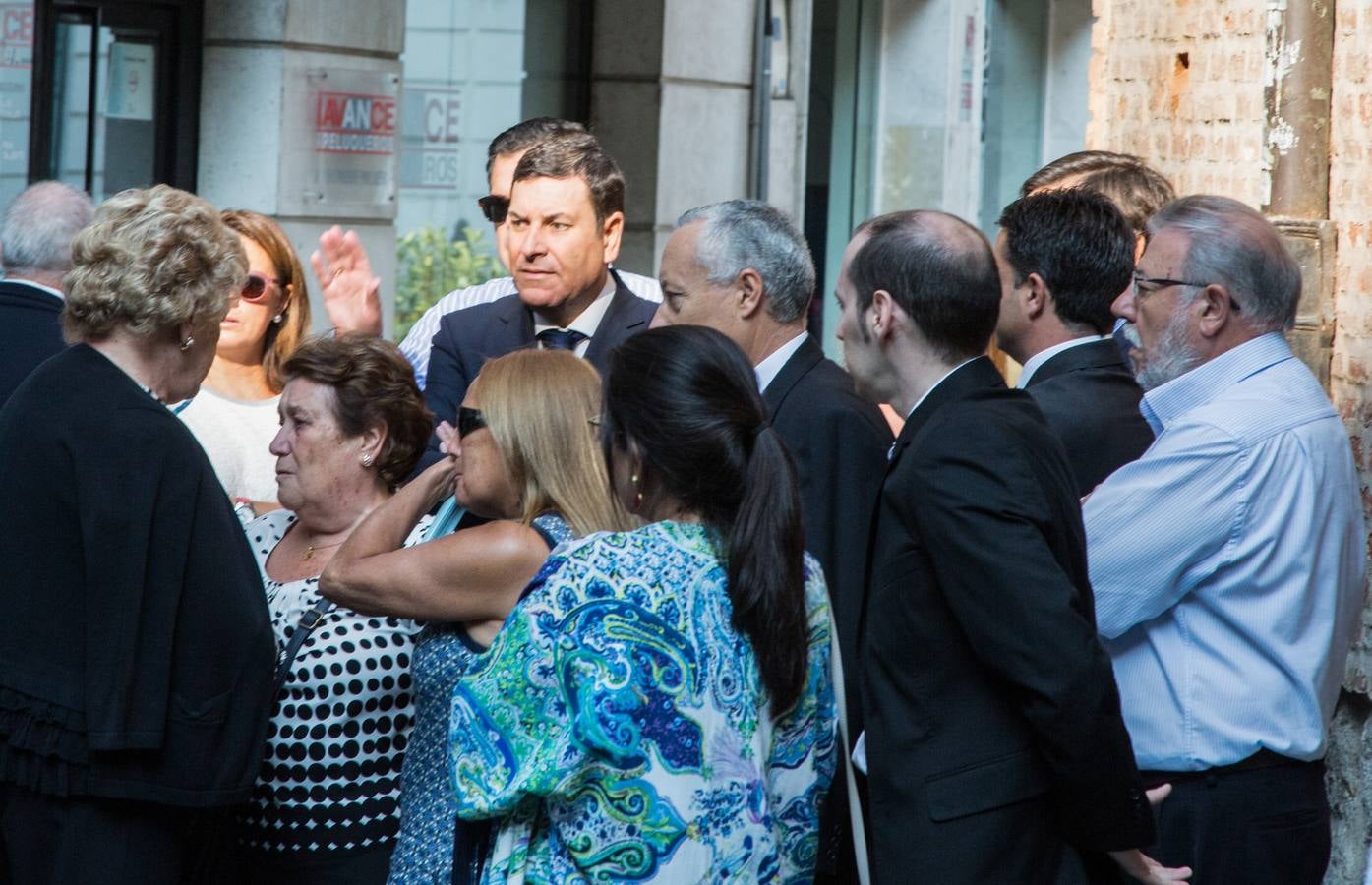 Familiares, amigos y compañeros de partido han asistido hoy al funeral celebrado en la iglesia de Santiago Apóstol de Valladolid, ciudad que le vio nacer hace 64 años y donde ejerció toda su carrera política