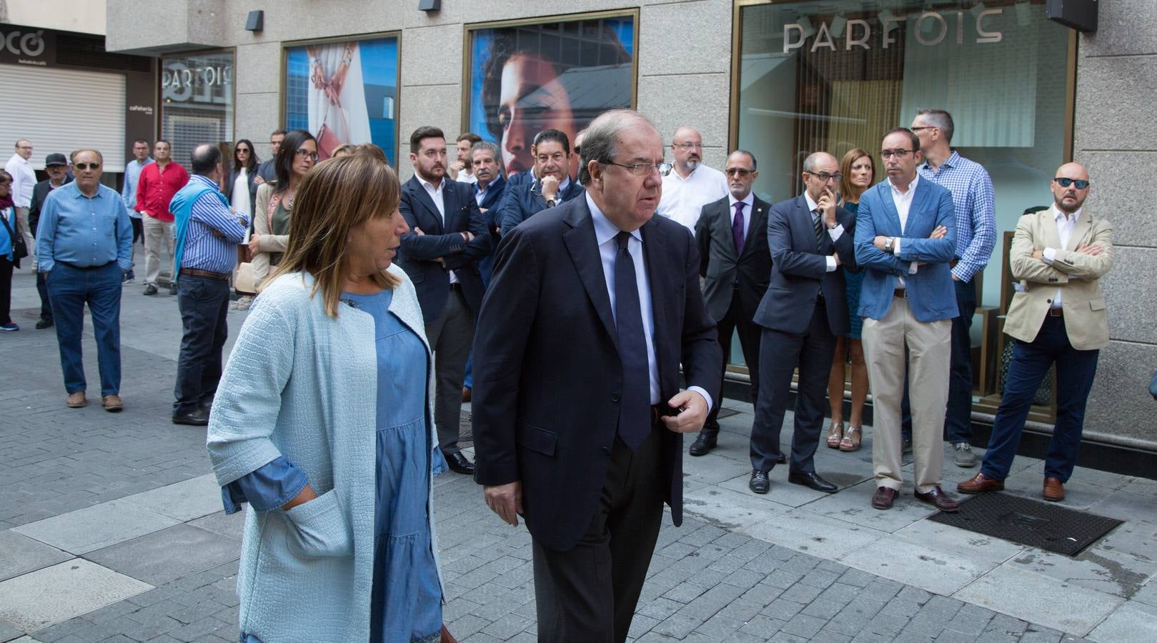 Familiares, amigos y compañeros de partido han asistido hoy al funeral celebrado en la iglesia de Santiago Apóstol de Valladolid, ciudad que le vio nacer hace 64 años y donde ejerció toda su carrera política