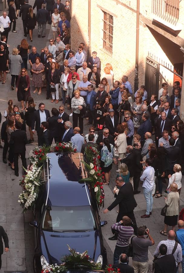 Familiares, amigos y compañeros de partido han asistido hoy al funeral celebrado en la iglesia de Santiago Apóstol de Valladolid, ciudad que le vio nacer hace 64 años y donde ejerció toda su carrera política