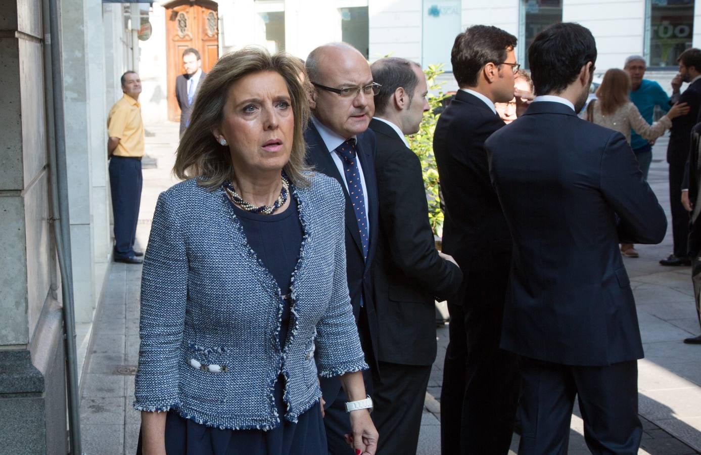 Familiares, amigos y compañeros de partido han asistido hoy al funeral celebrado en la iglesia de Santiago Apóstol de Valladolid, ciudad que le vio nacer hace 64 años y donde ejerció toda su carrera política