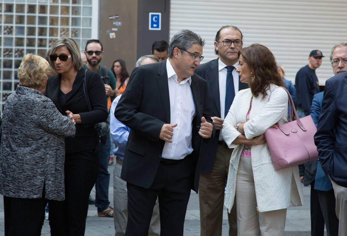 Familiares, amigos y compañeros de partido han asistido hoy al funeral celebrado en la iglesia de Santiago Apóstol de Valladolid, ciudad que le vio nacer hace 64 años y donde ejerció toda su carrera política