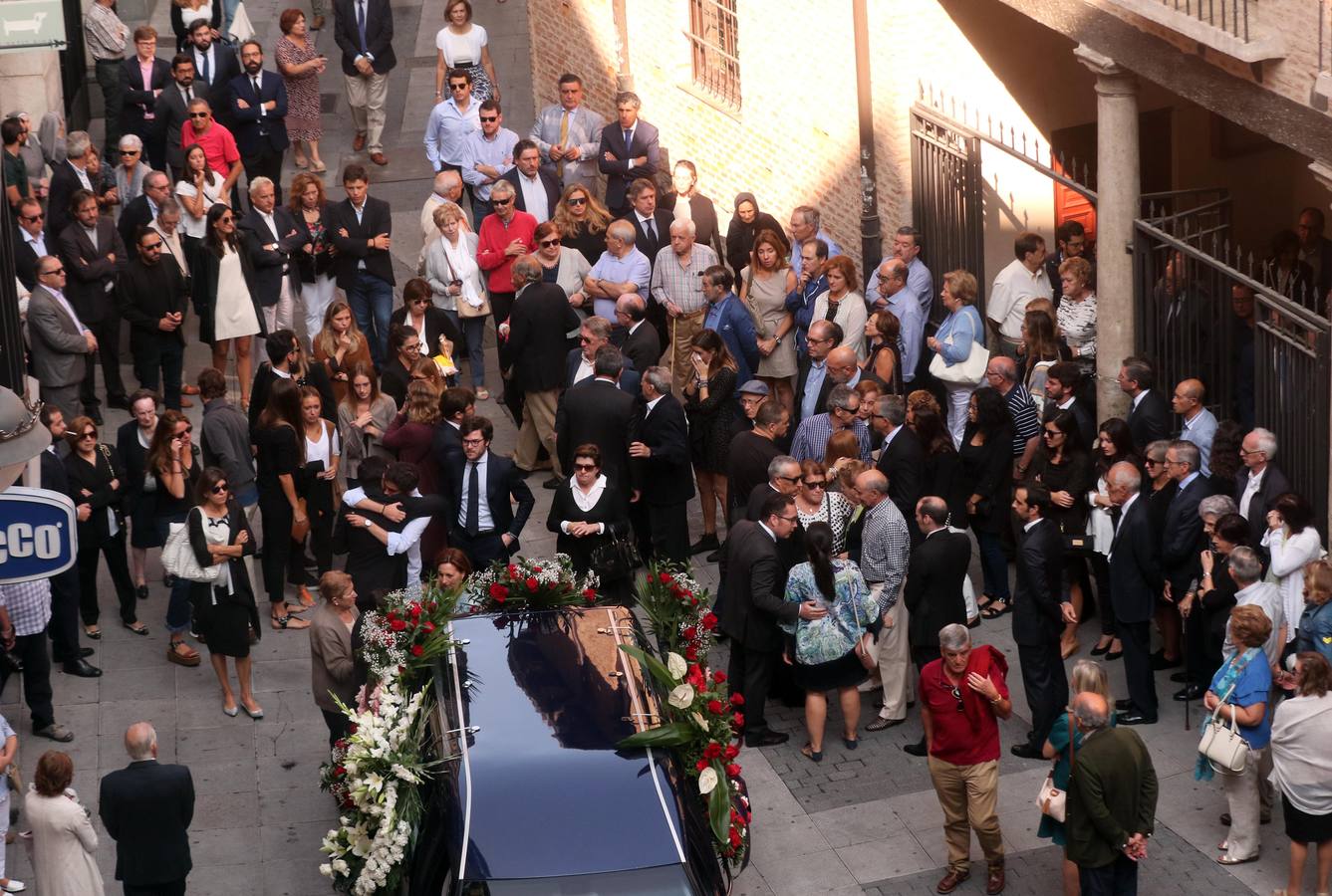 Familiares, amigos y compañeros de partido han asistido hoy al funeral celebrado en la iglesia de Santiago Apóstol de Valladolid, ciudad que le vio nacer hace 64 años y donde ejerció toda su carrera política