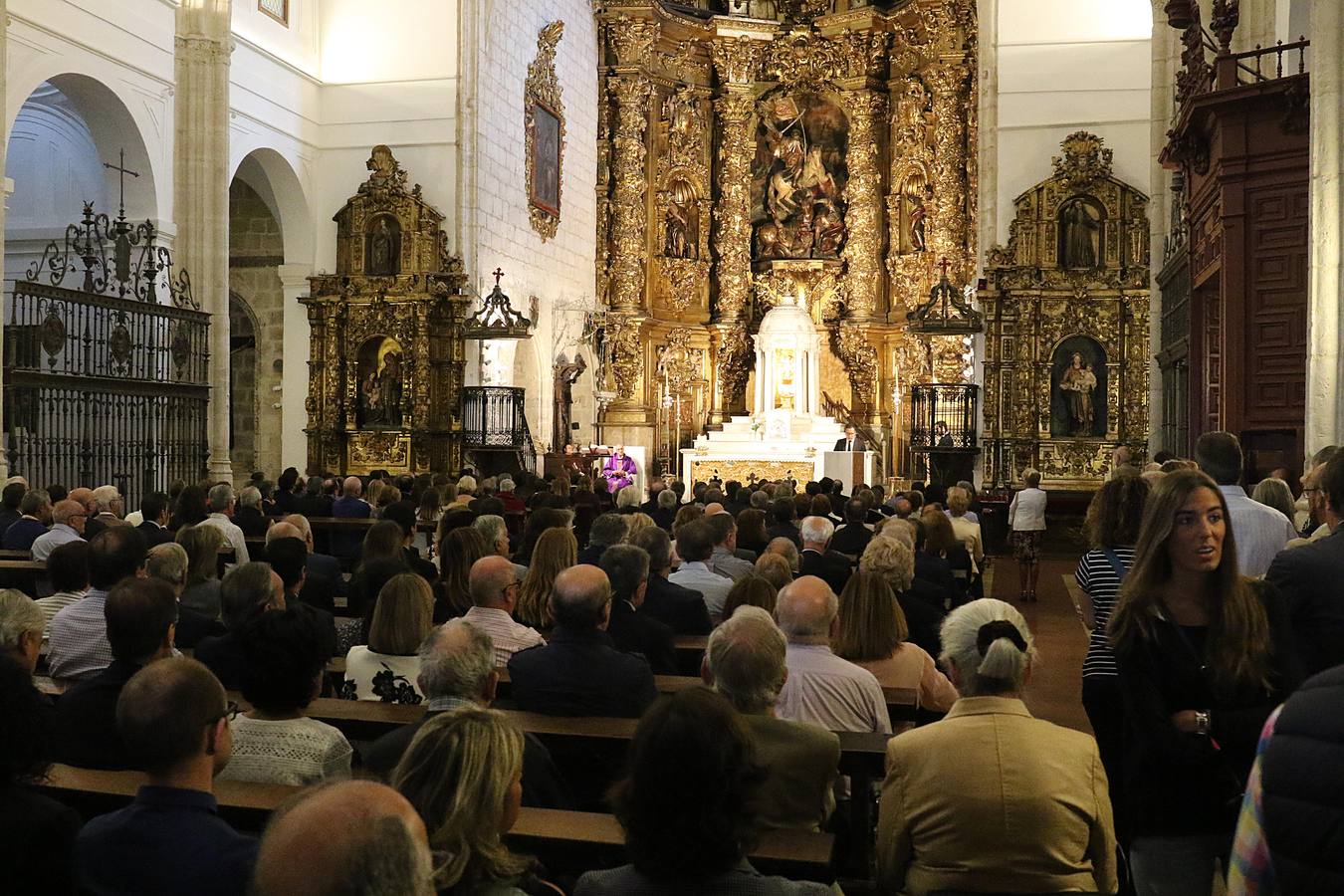 Familiares, amigos y compañeros de partido han asistido hoy al funeral celebrado en la iglesia de Santiago Apóstol de Valladolid, ciudad que le vio nacer hace 64 años y donde ejerció toda su carrera política