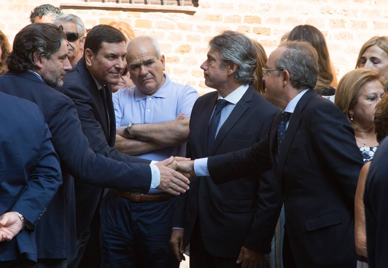 Familiares, amigos y compañeros de partido han asistido hoy al funeral celebrado en la iglesia de Santiago Apóstol de Valladolid, ciudad que le vio nacer hace 64 años y donde ejerció toda su carrera política