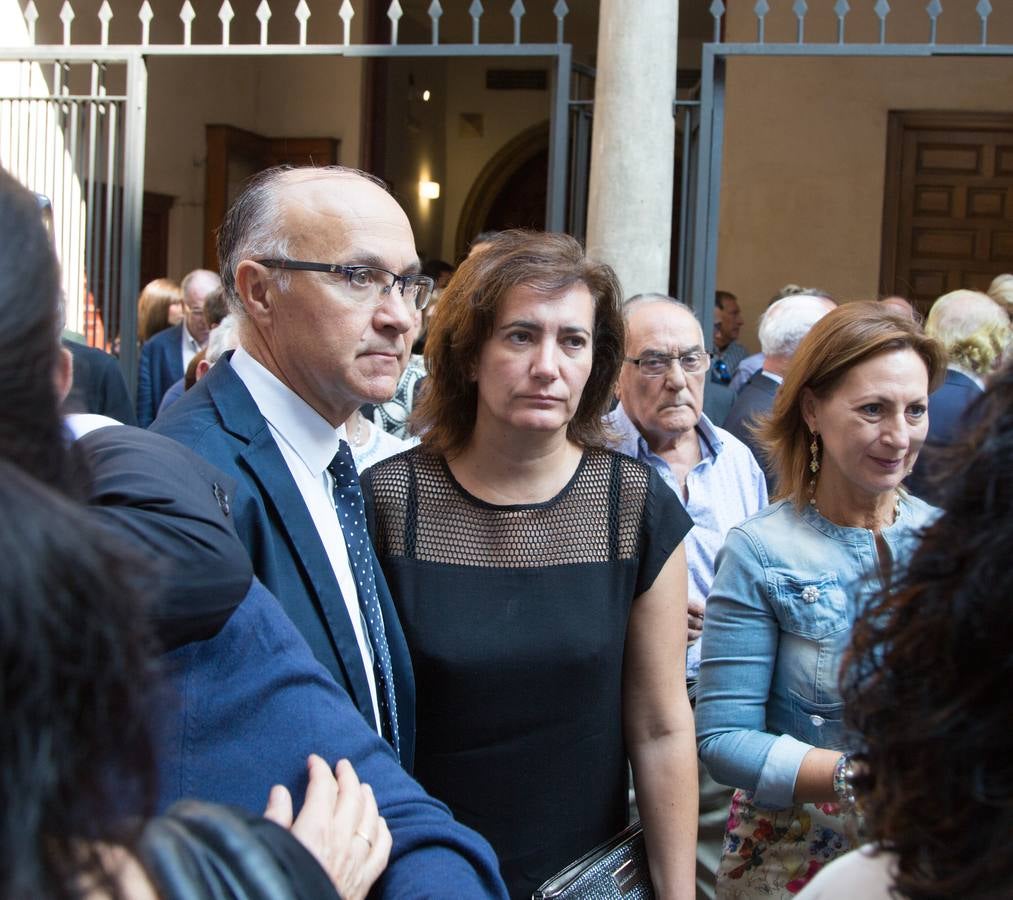 Familiares, amigos y compañeros de partido han asistido hoy al funeral celebrado en la iglesia de Santiago Apóstol de Valladolid, ciudad que le vio nacer hace 64 años y donde ejerció toda su carrera política