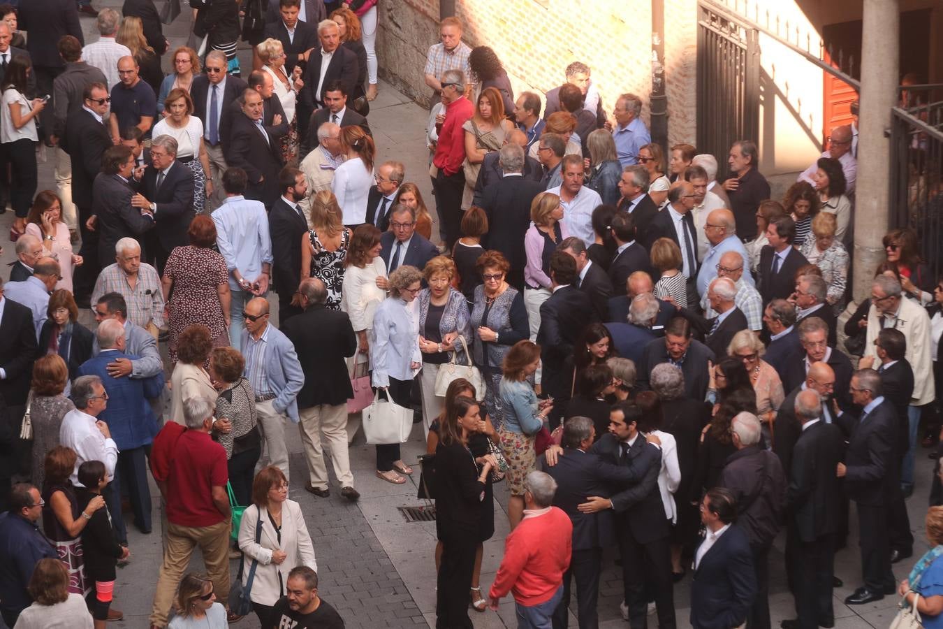 Familiares, amigos y compañeros de partido han asistido hoy al funeral celebrado en la iglesia de Santiago Apóstol de Valladolid, ciudad que le vio nacer hace 64 años y donde ejerció toda su carrera política