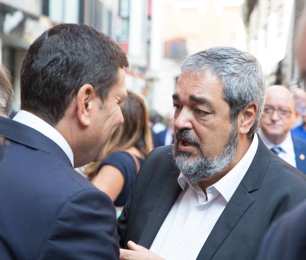 Familiares, amigos y compañeros de partido han asistido hoy al funeral celebrado en la iglesia de Santiago Apóstol de Valladolid, ciudad que le vio nacer hace 64 años y donde ejerció toda su carrera política