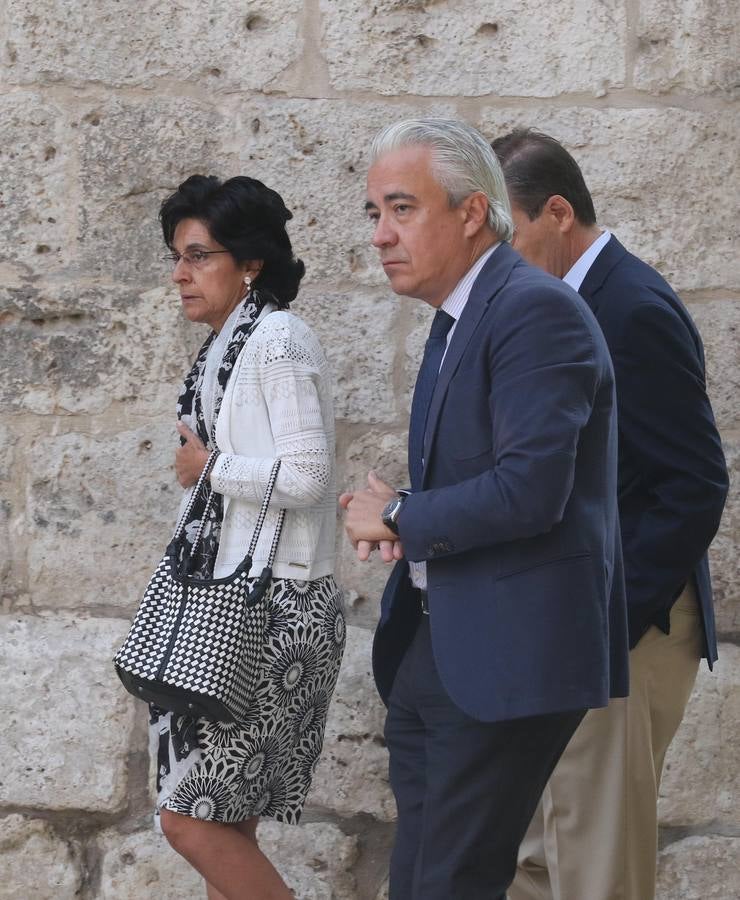 Familiares, amigos y compañeros de partido han asistido hoy al funeral celebrado en la iglesia de Santiago Apóstol de Valladolid, ciudad que le vio nacer hace 64 años y donde ejerció toda su carrera política