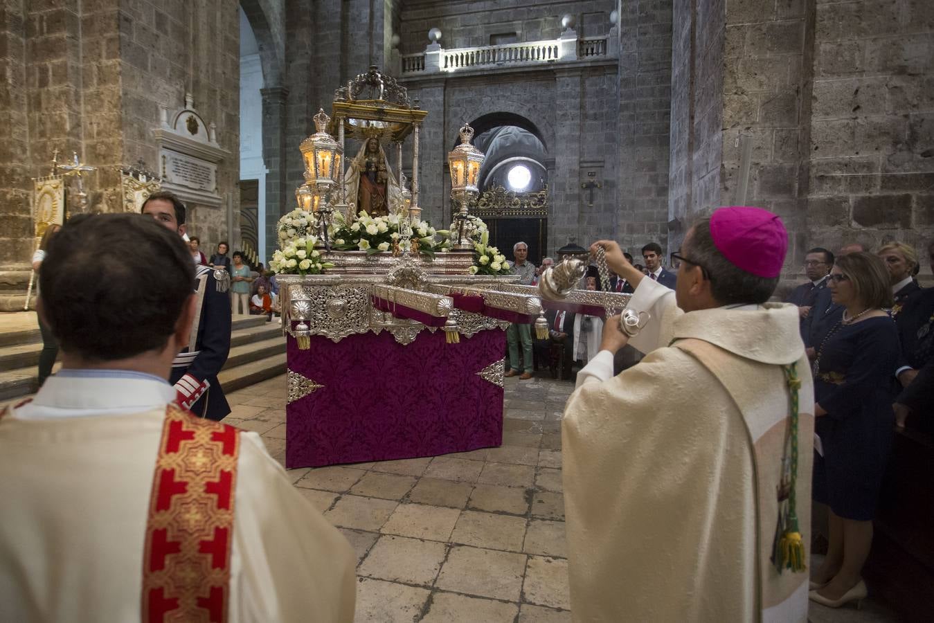 El obispo auxiliar, Luis Argüello, ofició la eucaristía en honor de la patrona