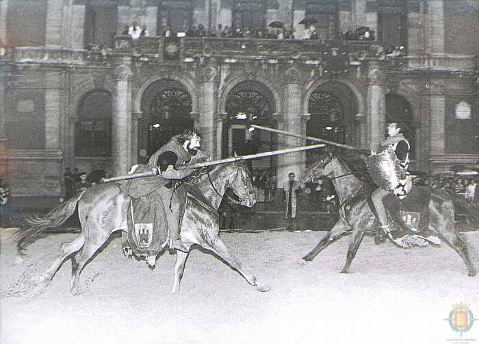 En 1975, el Ayuntamiento vallisoletano agasajaba con un espectacular festejo en la Plaza Mayor a la Corporación sevillana, invitada de honor en la jornada dedicada a las ferias de España