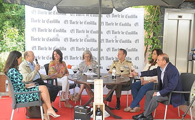 Lucía Martín, Julio de las Heras, Belén Sanz Cid, el general Manuel Gorjón, Inma Cañibano y el bodeguero Luis Sanz, de Dehesa de los Canónigos. 