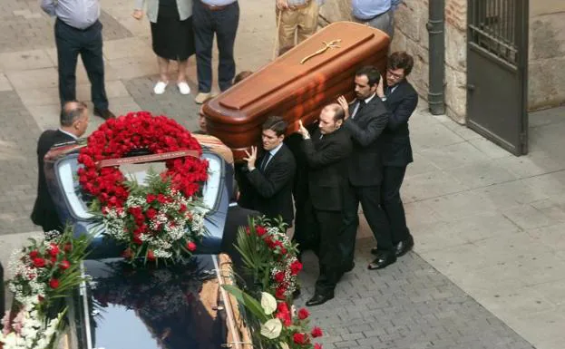 Los restos mortales de Tomás Villanueva a la salida de la Iglesia de Santiago Apóstol de Valladolid. 