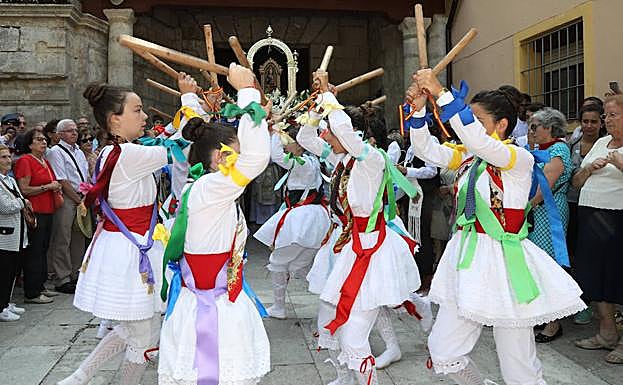 Los danzantes bailan un paloteo a la Virgen de Alconada.