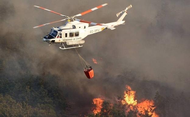 Helicóptero luchando contra las llemas en el incendio de Villablino.