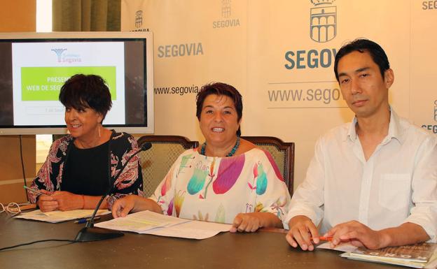 Desde la izquierda, Claudia de Santos, concejala de Turismo; Clara Luquero, alcaldesa de Segovia y Seishi Kitamura, quien adaptó la web al japonés. 