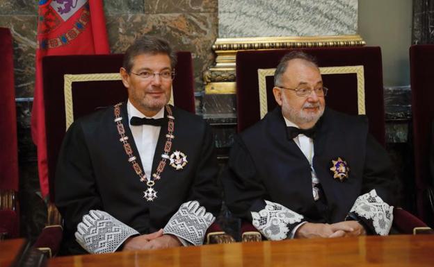 Rafael Catalá, junto a Ángel Juanes.