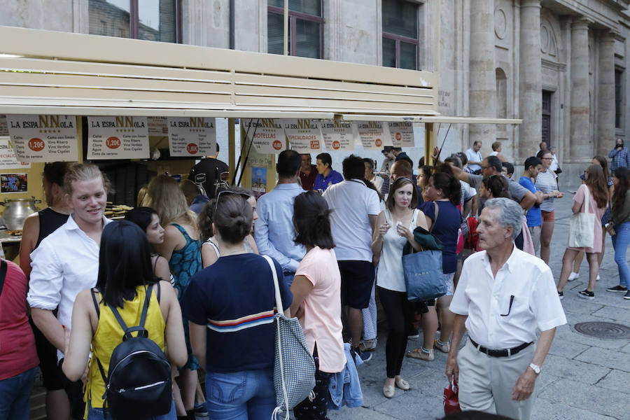 Salamanca disfruta de sus fiestas con pasacalles y del concierto de Antonio Orozco