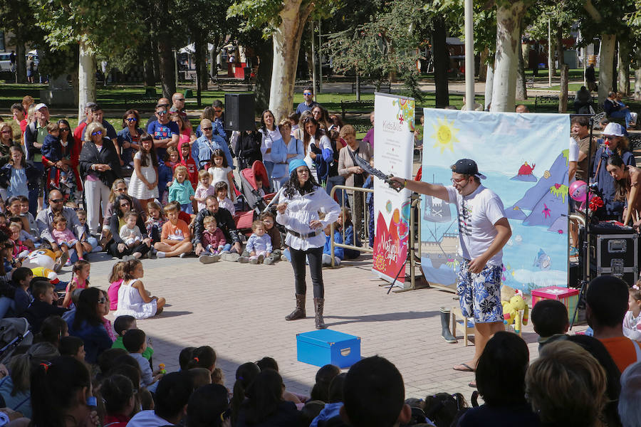 Salamanca disfruta de sus fiestas con pasacalles y del concierto de Antonio Orozco