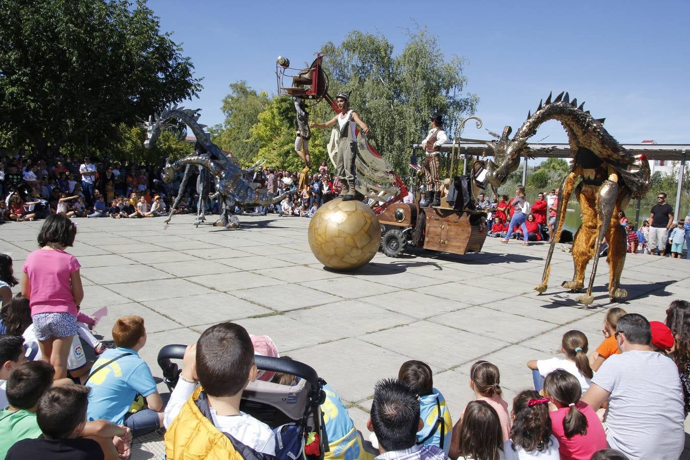 La Compañía Tiritirantes cautivó a cientos de familias con su espectáculo 'Ulterior, el Viaje'