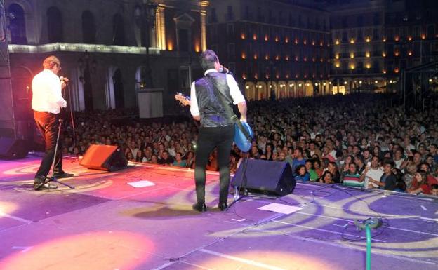 La banda, durante su actuación.