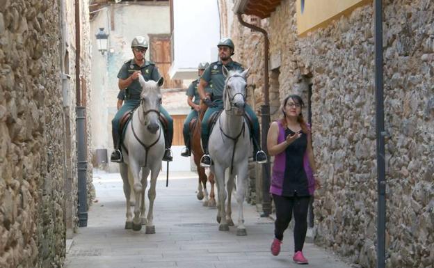 Las calles de Molinaseca acogen a la guardia a caballo.