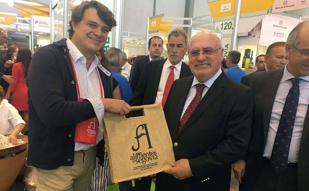 El ministro luso (d), en el stand de Alimentos de Segovia. 