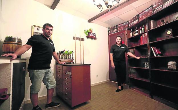 Los propietarios de una ‘scape room’ de Logroño muestran la sala de juegos. 