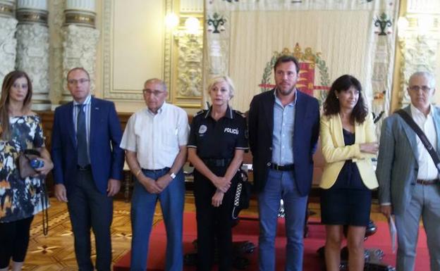 La jefa de la Policía local ocupa la posición central en la foto de familia, durante la rueda de prensa en el Ayuntamiento. 