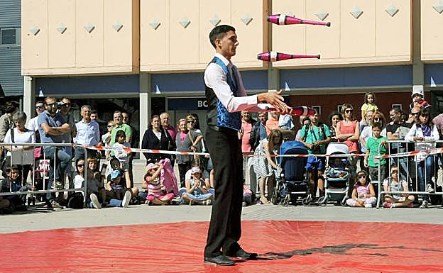 Un artista que actuó ayer en la Feria de Muestras.