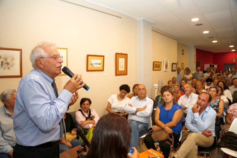 La librería Ateneo se quedó pequeña para escuchar al exministro socialista hablar de su último libro sobre el conflicto catalán ‘Escucha Cataluña. Escucha España’ 