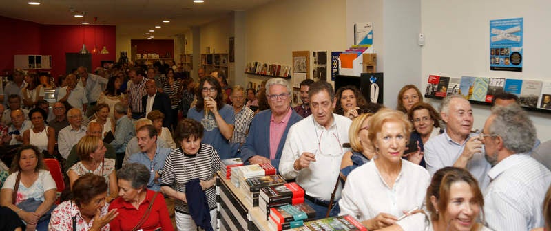 La librería Ateneo se quedó pequeña para escuchar al exministro socialista hablar de su último libro sobre el conflicto catalán ‘Escucha Cataluña. Escucha España’ 