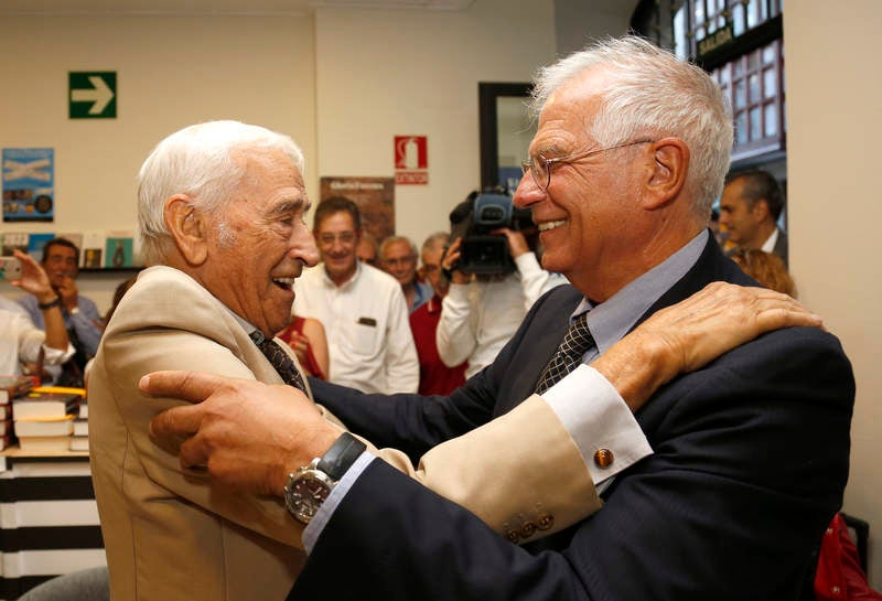 La librería Ateneo se quedó pequeña para escuchar al exministro socialista hablar de su último libro sobre el conflicto catalán ‘Escucha Cataluña. Escucha España’ 