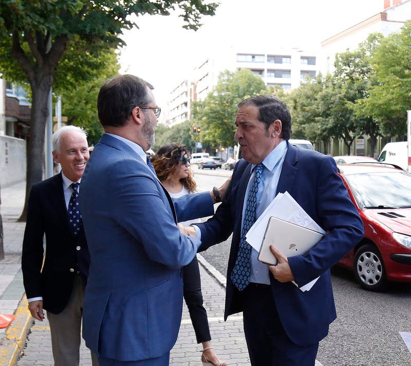 Antonio María Sáez Aguado ha analizado las demanadas que plantean las plataformas ciudadanas de Aguilar y Guardo, además de escuchar la petición de los defensores de la sanidad pública para que el futuro aparcamiento del hospital sea grautito