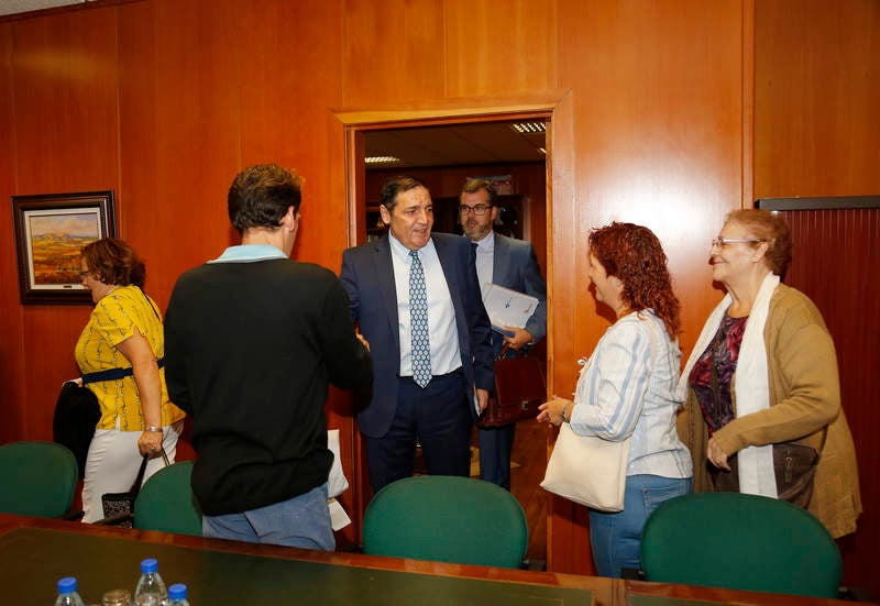 Antonio María Sáez Aguado ha analizado las demanadas que plantean las plataformas ciudadanas de Aguilar y Guardo, además de escuchar la petición de los defensores de la sanidad pública para que el futuro aparcamiento del hospital sea grautito