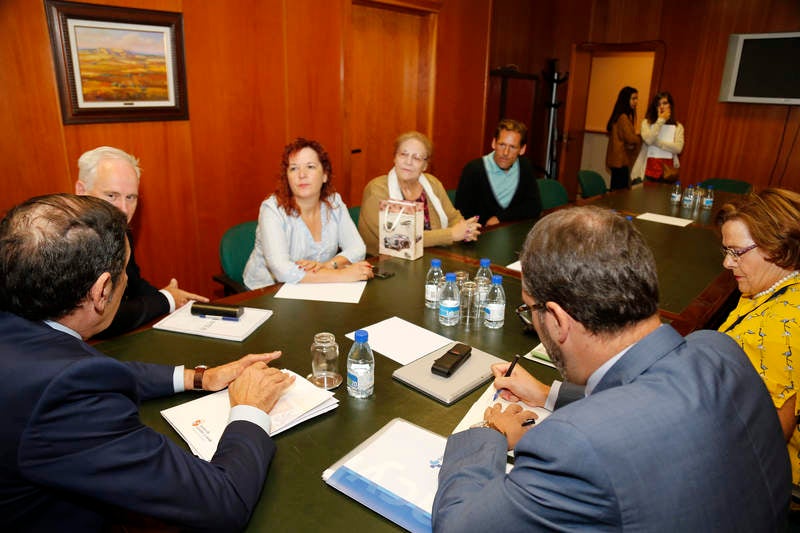 Antonio María Sáez Aguado ha analizado las demanadas que plantean las plataformas ciudadanas de Aguilar y Guardo, además de escuchar la petición de los defensores de la sanidad pública para que el futuro aparcamiento del hospital sea grautito
