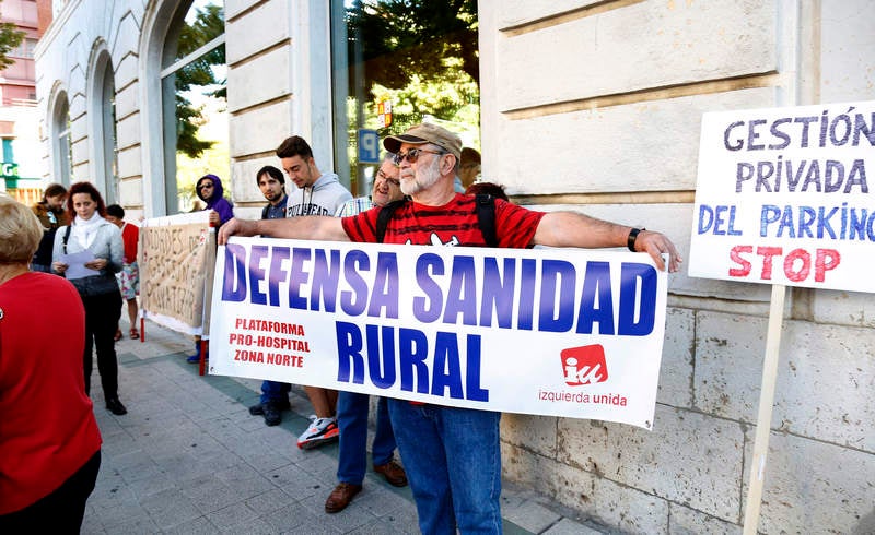 Antonio María Sáez Aguado ha analizado las demanadas que plantean las plataformas ciudadanas de Aguilar y Guardo, además de escuchar la petición de los defensores de la sanidad pública para que el futuro aparcamiento del hospital sea grautito