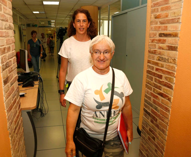 Antonio María Sáez Aguado ha analizado las demanadas que plantean las plataformas ciudadanas de Aguilar y Guardo, además de escuchar la petición de los defensores de la sanidad pública para que el futuro aparcamiento del hospital sea grautito