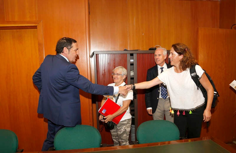 Antonio María Sáez Aguado ha analizado las demanadas que plantean las plataformas ciudadanas de Aguilar y Guardo, además de escuchar la petición de los defensores de la sanidad pública para que el futuro aparcamiento del hospital sea grautito